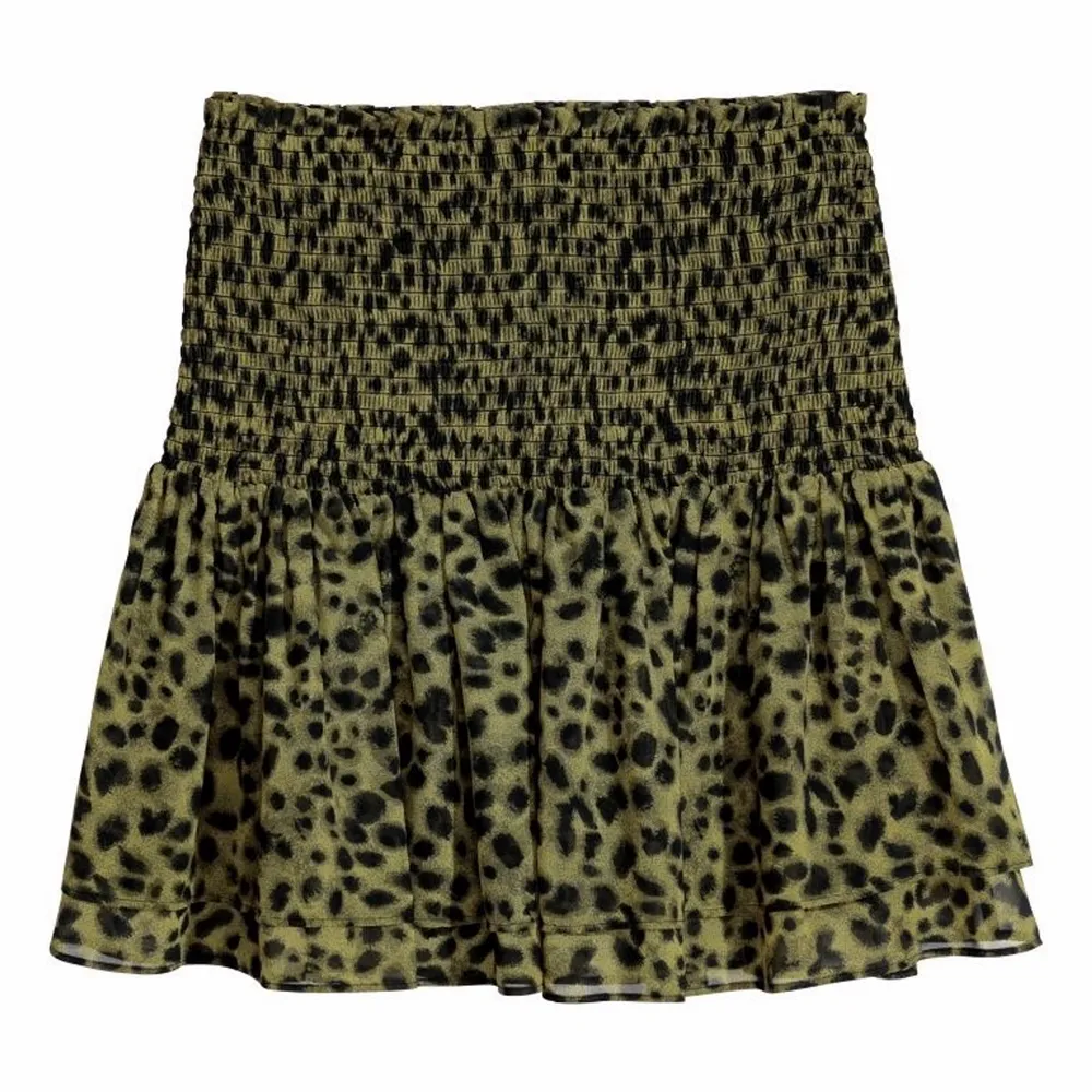 En superfin grön leopard kjol!!! Den är från hm och använd 2 gånger!!. Kjolar.