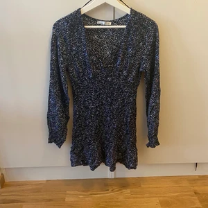 Klänning  - Klänning som sitter åt vid höft och mage, aldrig använd 