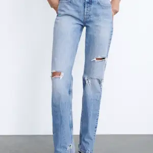 Jag säljer ett par oanvända jeans från Zara, endast testade! De är slutsålda på Zaras hemsida och sitter så fint!!! Sista bilden är lånad!