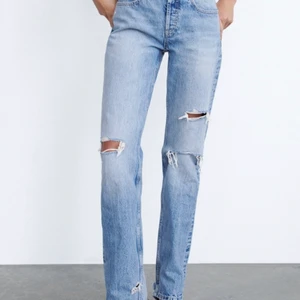 Zara jeans med hål - Jag säljer ett par oanvända jeans från Zara, endast testade! De är slutsålda på Zaras hemsida och sitter så fint!!! Sista bilden är lånad!