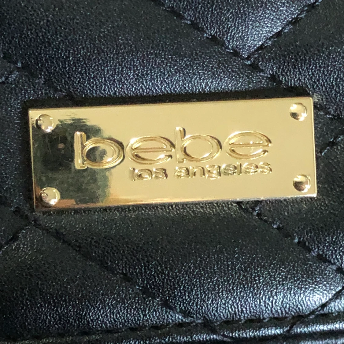 Svart väska med gulddetalj  - 90