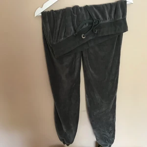 Cubus mjukisbyxor  - Low waisted, tror jag iallafall är så är dem det bara på mig. 😅🤷🏽‍♀️ Annars härlig färg och mysiga. Skriv i DM eller kommentarerna ifall ni har några frågor. Frakten kollar jag upp om så önskas, pälsdjur finns i hemmet.