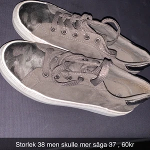 Skor  - Jättefina skor i storlek 38 men mer som en 37-37,5 använda ett fåtal gånger men i väldigt bra skick 🎀