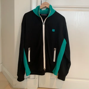 Acne Studios ”track jacket” - Acne Studios tröja i Väldigt fint skick. Som inte längre änvänds. Sparsamt använd. Nypris 2500kr. Öppen för byten också.