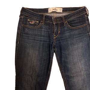 lågmidjade flare jeans från hollister💜 skitfina men är tyvärr för små för mig:( Storlek 24/31 så passar förmodligen en xs som är runt 160-168cm