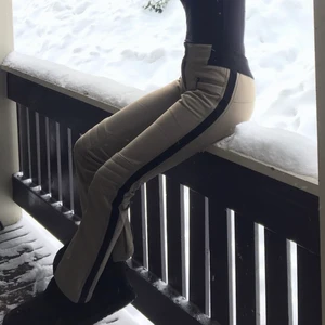 Snygga skidbyxor. - Hej!! Jag säljer mina jätte snygga skidbyxor från 8848 altitude eftersom dom tyvärr blivit för små. Plagget är i nyskick då de endast använts ett fåtal gånger (nypris är 1999kr). Storleken är 38 men skulle säga att de passar som en 36/Small. !!PRISET KAN DISKUTERAS VID SNABB AFFÄR!! Skickar gärna fler bilder så hör gärna av dig vid ytterligare funderingar!! 🎿🎿⛷🏂❄️💘💘 