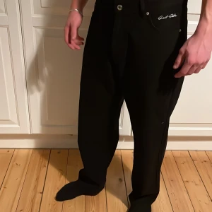 Svart raka jeans med en (lose fit) - Helt oanvända Svarta jeans från Sweet skateboarding company i strl. M. Nypris 700kr säljes för 500kr+frakt, köparen står för frakten.