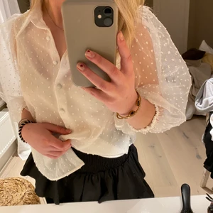 Vit zara festblus S - Snygg festblus från Zara i storlek S, använd Max 2 gånger!! 