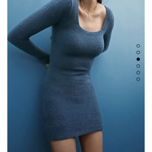 Zara klänning - Jätte fin blå stickad klänning från zara som inte finns kvar. Aldrig använd prislappen sitter kvar. Den är väldigt stretchig så passar allt ifrån xs-m 💗💗