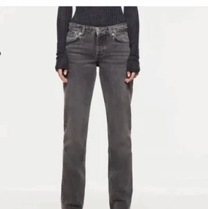 Midwaist jeans  - Säljer ett par jeans som liknar de jättepopulära zara jeansen🤩 Dock är dessa lite mer åt midwaist hållet. Köpta här från plick men i bra skick. Skriv privat om du är intresserad eller har frågor❤️