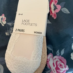 Strumpor  - Väldigt fina strumpor. Passar även mig och jag har storlek 36-39. Säljer dom då jag har ett par likadana 