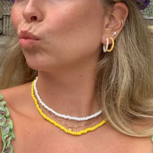 Gult/ vitt set av halsband och hoops🌼🌼 - Gult/ vitt set av halsband och hoops🌼🌼