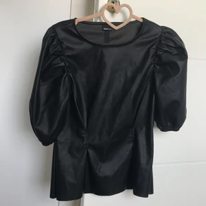 Skinn tröja  - Detta är en riktigt snygg och fin blus, passar till festliga tillfällen, eller vilka tillfällen som helst. Den är helt ny, helt oanvänd.