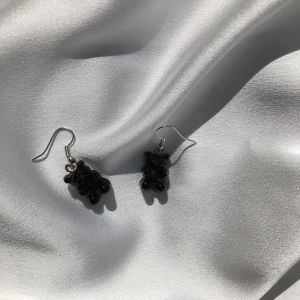 ~örhängen~ - Svarta björnörhängen 29kr + 12kr frakt🤎