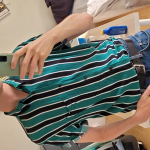 Grön Svart Randig skjorta  - Grön svart vit randig skjorta perfekt frö sommaren! snygg instoppad i byxorna! något oversized❤