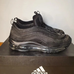 Först till kvarn! - Säljer dessa skor i toppenskick då de inte kommer till någon användning. Nikeskor i storlek 38,5.