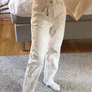 Jeans från Zara - Bech, vita Jeans från zara i storlek 34. Är endast använda 1 gång och är nästan helt nya, de är i bra skick, köpte för 300kr och säljer för 250 kr ink frakt 💗