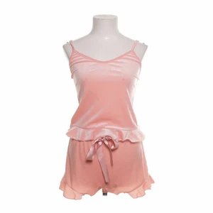 mjukisset från shein - mjukisset i sammet från shein! köpt på sellpy, men i bra skick bortsett från att det är lite nopprigt💗