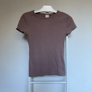 Tröja, S - Ribbad t-shirt i begige med lilla underton, gott skick