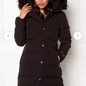 Hollies subway  - Hollies subway jacka i storlek 34. Lite sliten vid slutet av ärmen och fickorna, annars i fint skick. Finns båda svart och ljus päls