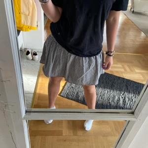 Sommar kjol - Så fin sommarkjol!! Men säljer då jag har en liknande🤍💞. Jätte bra skick och passar bra till dem flesta tröjorna. Kjolen är i storlek M men passar en S-L. Kontakta mig om du har fler frågor💓💓