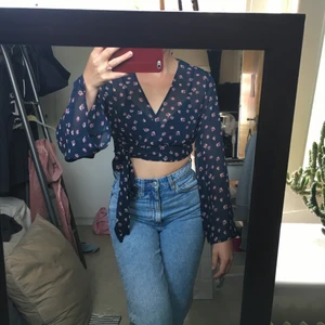 Blus - En superskön blus ifrån Shein. Man knuter den själv runt midjan så man kan styra hur tajt den ska sitta. Den har vida armar. Säljer för att jag har flera liknande.