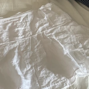 Söt sommarskjol<3 - Säljer denna as fina kjolen, med jätte fina detaljer<33 från H&M i storlek 36! 