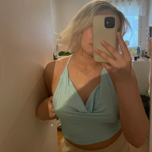 Söt ljusblå topp - Jätte fin ljusblå topp med öppen rygg, köpt på plick så vet tyvärr inte ursprunget. Köpt för 140kr