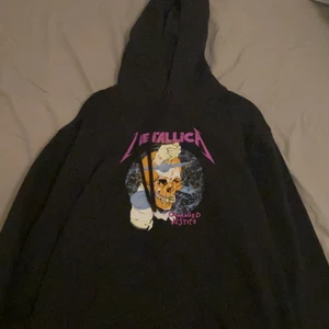 Metallica Hoodie - Den här hoodien från man avdelningen är använd fåtal gånger och har ett bra skick och storleken är xs. Ordinarie pris var mellan 200-300kr, så jag säljer den för 60kr + frakt💗
