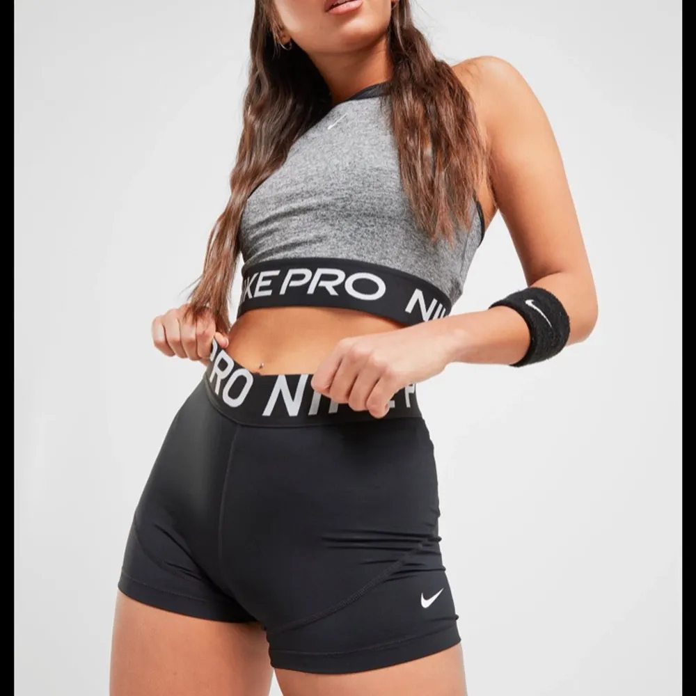 Svarta Nike shorts. Första bilden lånad🤍 Användbara och snygga⚡️. Shorts.