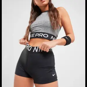 Svarta Nike shorts. Första bilden lånad🤍 Användbara och snygga⚡️