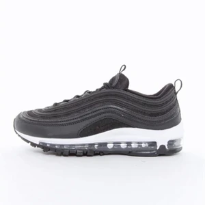 Nike Air Max 97 Obsidian - Säljer nu dessa ganska basic men ändå feta skor då de inte längre passar mig. Dom är sparsamt använda men det finns tecken på användning. Fler bilder kan skickas om så önskans. Nypris ligger på 1,700kr!