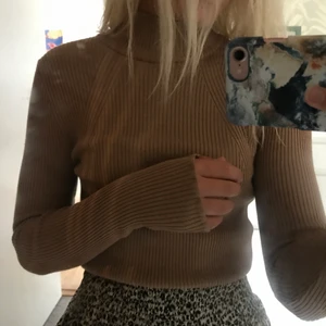 Polotröja från stradivarius  - Säljer denna snygga polotröjan från stradivarius i beige/brun färg🤎supersnygg att ha under kavaj eller bara som en vanlig tröja! Aldrig använd med lapparna kvar, säljs pågrund av att den inte har kommit till användning av mig🤎