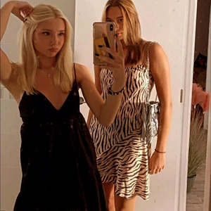 Zara klänning - Så fin zara klänning Xs , Köparen står för frakt 💕 är lite trasig hål vid bröstetmen inget som syns när man har den på sig!!