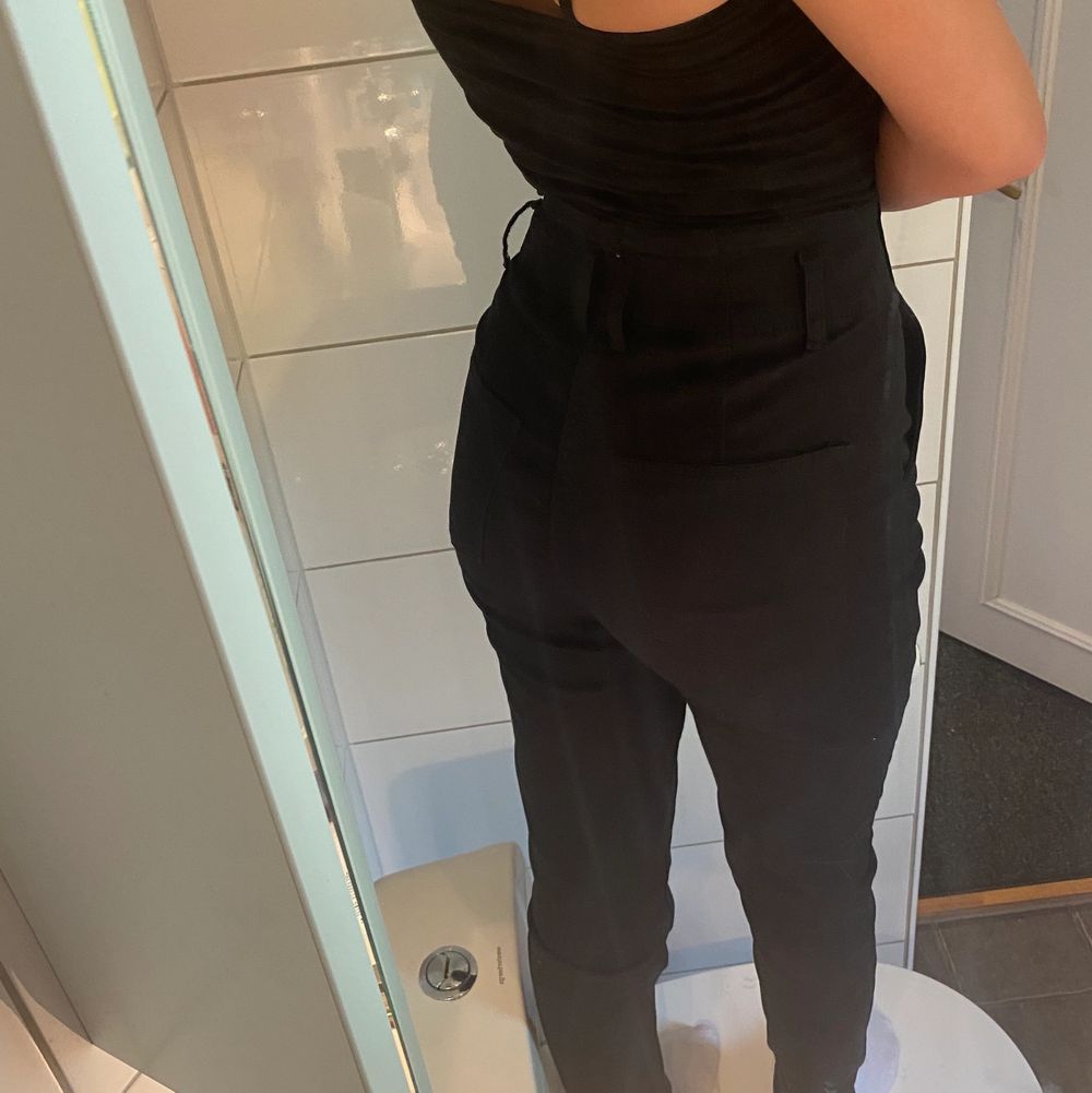 ja säljer mina skit snygga byxor, högmidjade kostymbyxor i jeans material, från divided i storlek 34. köpte dem på plick för ett tag sen och har inte använt dem. säljer dem pågrund av att jag inte får nån användning av dem. jätte fint skick verkligen. lite långa på mig som är 156cm men ingenting jag stör mig på. är inte omöjlig gällande pris. vid frågor, funderingar så är det bara att skriva.. Jeans & Byxor.