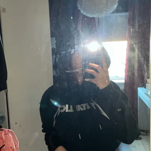 Metallica hoodie  - Säljer min fina Metallica hoodie då den inte kommer till användning längre. Den är croppad och har reflekterande text på framsidan