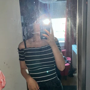 Randig off shoulder topp  - Säljer denna fina toppen då jag inte använder den längre. Den är som ny och köpt på shein för ett tag sedan så kommer tyvärr inte ihåg hur mycke den kostade. Materialet är väldigt stretchigt och bekvämt att ha på sig