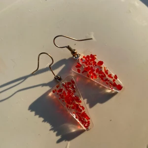 Örhängen  - Super söta glasörhängen (inte tunga dock), köpta vintage❤️ 