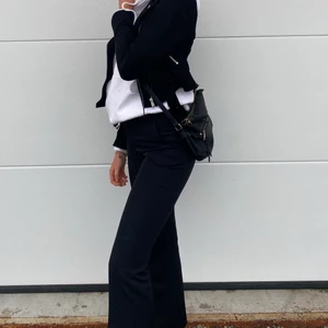 Svarta kostymbyxor från Bikbok  - Säljer mina svarta kostymbyxor från bikbok då de är försmå, använd fåtal gånger, storlek 36