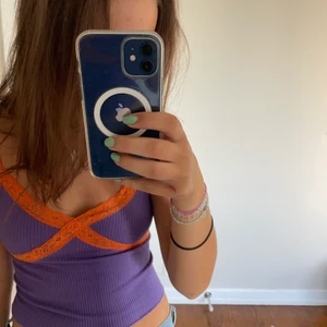 Topp  - Söt top ifprn Urban outfiters oanvänd nypris 500, sjukt skönt material 