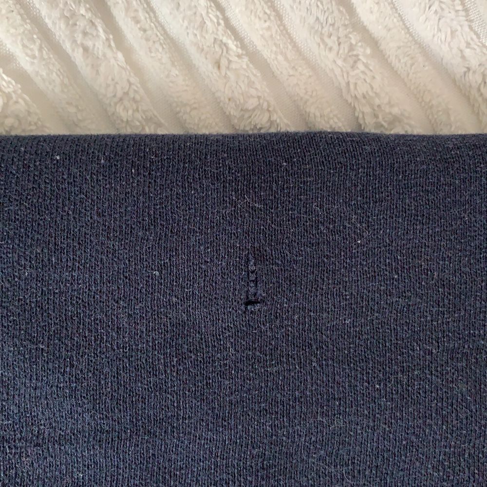 Säljer dessa mjukisbyxor från Hollister då de tyvärr är alldeles för små för mig. Finns en liten defekt på ena knäet vilket endast syns från nära håll!. Jeans & Byxor.