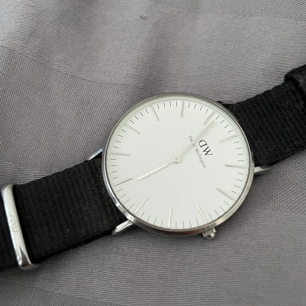 Klocka ifrån Daniel Wellington med tillhörande svart band i använt skick!🖤 Batteri behöver bytas! 400kr+frakt. Övrigt.