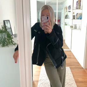 Jacka från Zara - Mycket fint skick, bara använd några gånger under en vinter. Nypris: 900kr. Mitt pris: 300kr eller bud. Pga många intresserade så får ni buda i kommentarerna ❤️ budgivning avslutas söndag 1/5 20:00❤️ 