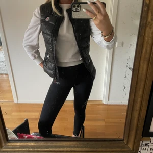 Väst  - Monclear väst som är så himla fin. Köpt här på Plick för 2000 men nypris ligger runt 6000 kr. Den passar storlek xs ungefär. Har inget kvitto eller äkthetsbevis på den och kan därmed inte bevisa att den är äkta trots att den är det. Den är i superfint skick och ser ut som ny utan defekter! Säljer för 700 kr eller högsta bud. Hör av er om ni har några frågor eller funderingar eller vill ha fler bilder. KRAM 💜