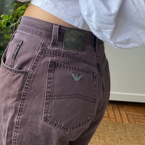 Lila ARMANI jeans !!! - Lila Armani jeans från 80talet! As coola och passar fler strl beroende på passform! På mig är det tajta i midjan och lösa nertill. Säljes pga flytt 