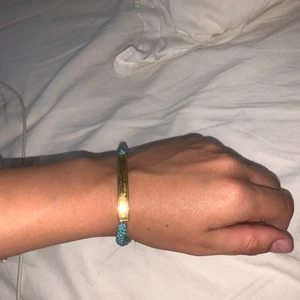 Michael Kors armband - Blått och guld - färger. Själva plattan är något repig 