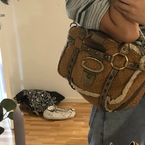 Väska - Intessekoll! Jag har en äkta guess by marciano väska, helt ny med prislapp och kvitto kvar. Den är köpt för 7 år sen men har inte kommit till andvändning och denna väska finns där med inte kvar på marknaden. Lägg ett bud från 500!