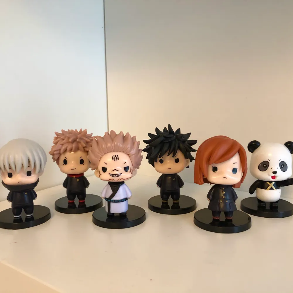 ! Varje figur säljs enskilt !  Jujutsu kaisen figurer; Itadori, Sakuna, Megumi, Kugisaki, Inumaki, Panda. De är 6-7 cm långa.                                                                                     —  Megumi finns kvar —. Övrigt.