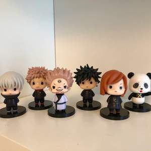 ! Varje figur säljs enskilt !  Jujutsu kaisen figurer; Itadori, Sakuna, Megumi, Kugisaki, Inumaki, Panda. De är 6-7 cm långa.                                                                                     —  Megumi finns kvar —