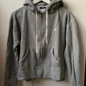 Ralph Lauren hoodie - Nästintill oanvänd hoodie med dragkedja från Ralph Lauren. Storlek small. Passform: lite vid nedtill. Frakt ingår :)